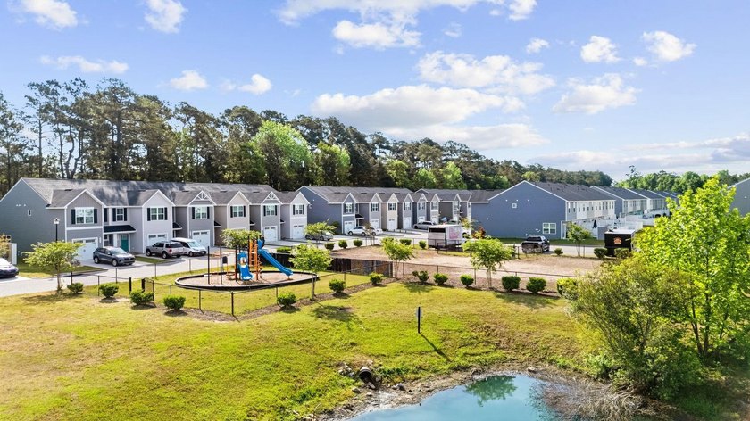 Welcome to this beautifully maintained 3-bedroom, 2.5-bathroom - photo 39