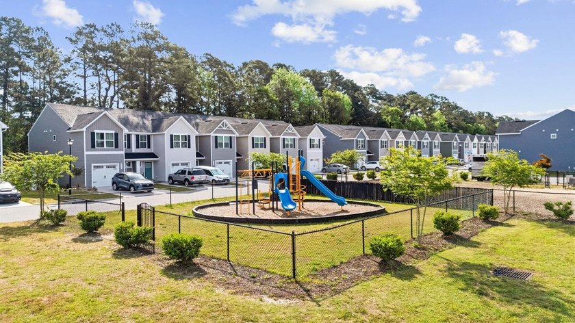 Welcome to this beautifully maintained 3-bedroom, 2.5-bathroom - photo 41
