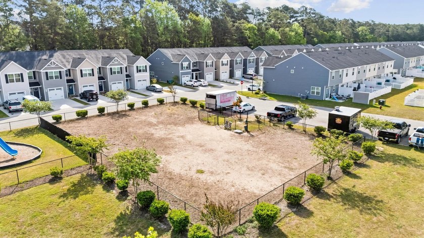 Welcome to this beautifully maintained 3-bedroom, 2.5-bathroom - photo 42