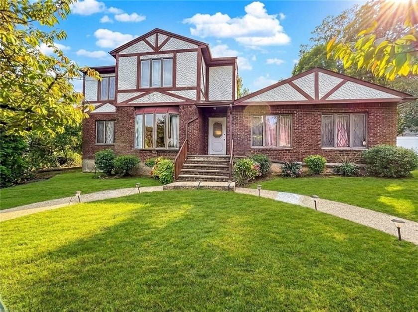 Welcome to 282 Boscombe Avenue - A South Shore Gem! Nestled on a - photo 2