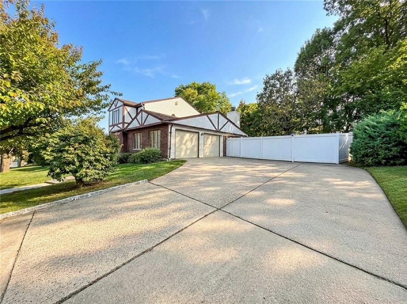 Welcome to 282 Boscombe Avenue - A South Shore Gem! Nestled on a - photo 5