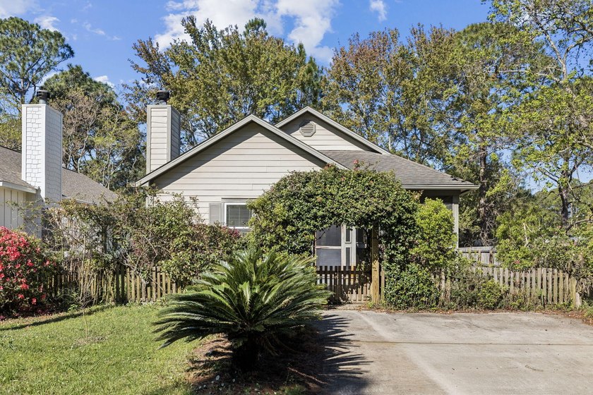 This 3 bedroom, 2 bathroom cottage offers a compelling - photo 2