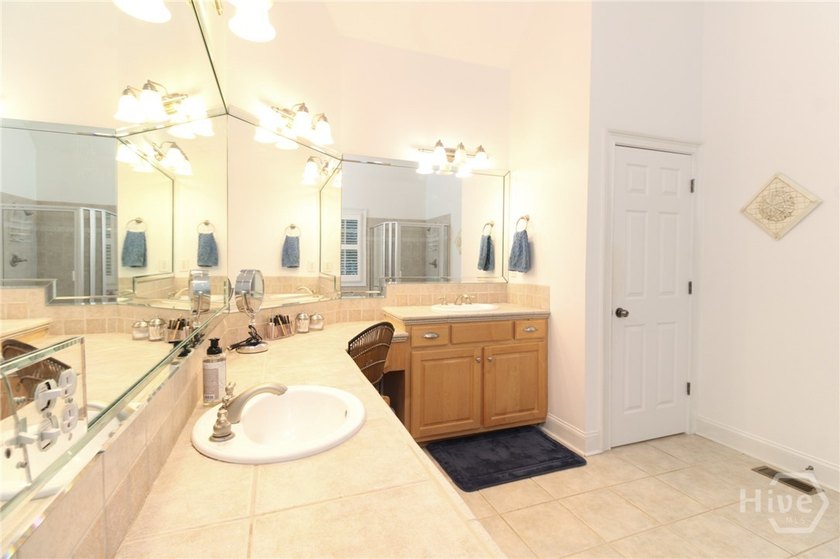 Welcome to this warm and inviting 4-bedroom, 3.5-bath home in - photo 16