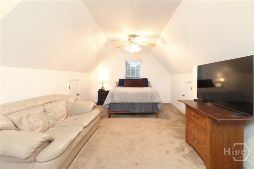 Welcome to this warm and inviting 4-bedroom, 3.5-bath home in - photo 27
