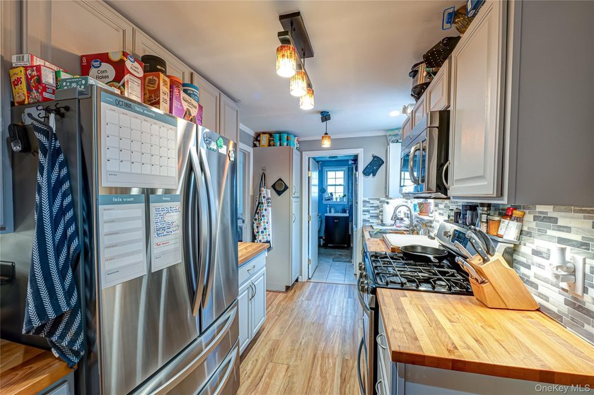 Welcome home to this cute and cozy house! Nestled just 2 blocks - photo 14