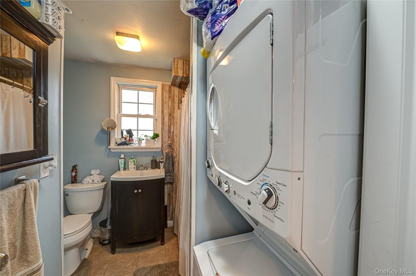 Welcome home to this cute and cozy house! Nestled just 2 blocks - photo 15