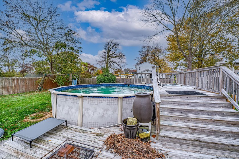 Welcome home to this cute and cozy house! Nestled just 2 blocks - photo 17