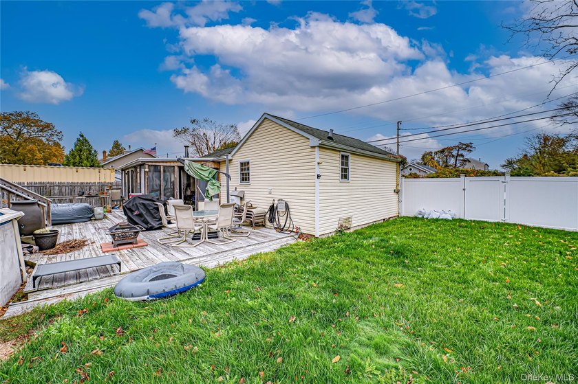 Welcome home to this cute and cozy house! Nestled just 2 blocks - photo 21
