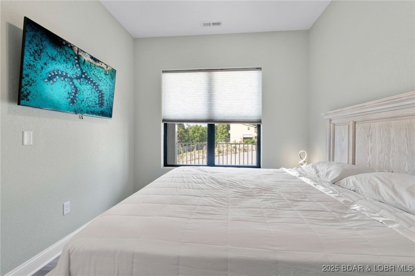 Experience lake lifestyle from the top floor of furnished 3 - photo 17