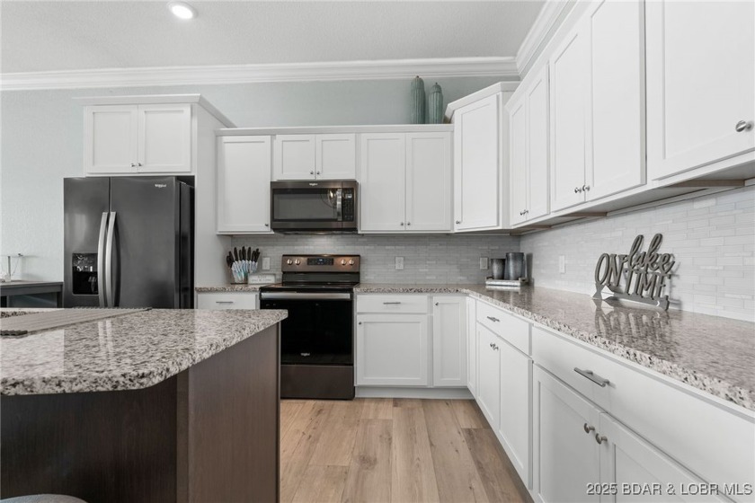 Experience lake lifestyle from the top floor of furnished 3 - photo 19