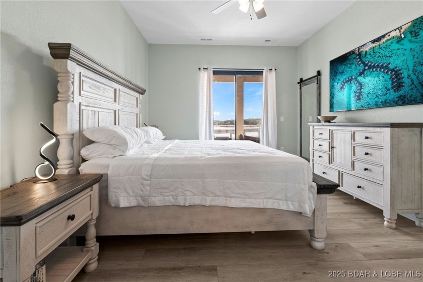 Experience lake lifestyle from the top floor of furnished 3 - photo 27