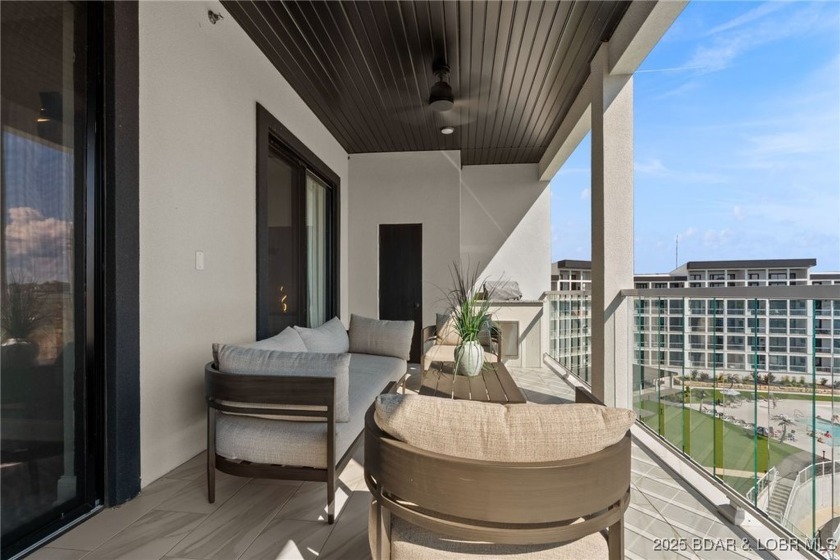 Experience lake lifestyle from the top floor of furnished 3 - photo 34