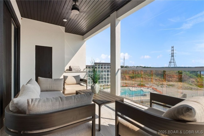 Experience lake lifestyle from the top floor of furnished 3 - photo 35