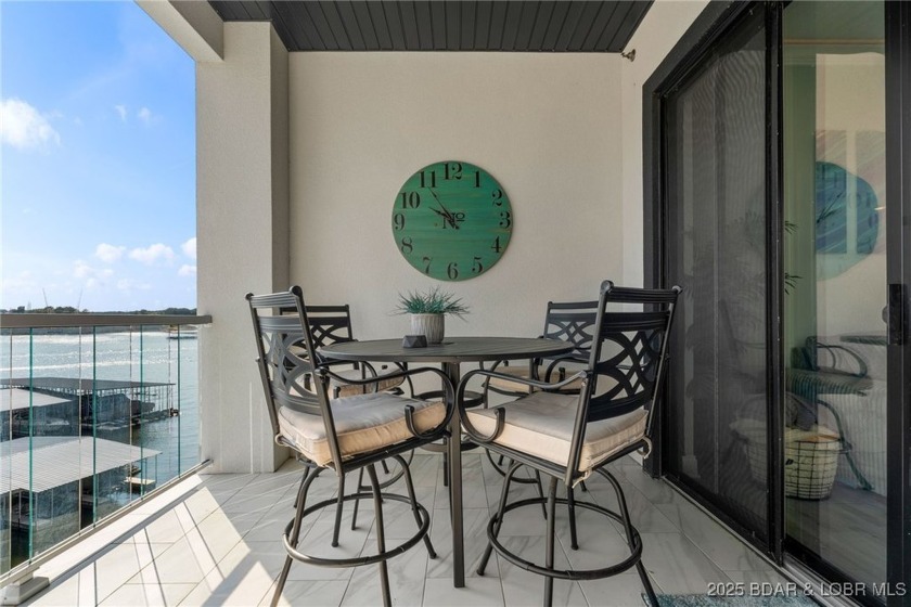 Experience lake lifestyle from the top floor of furnished 3 - photo 36