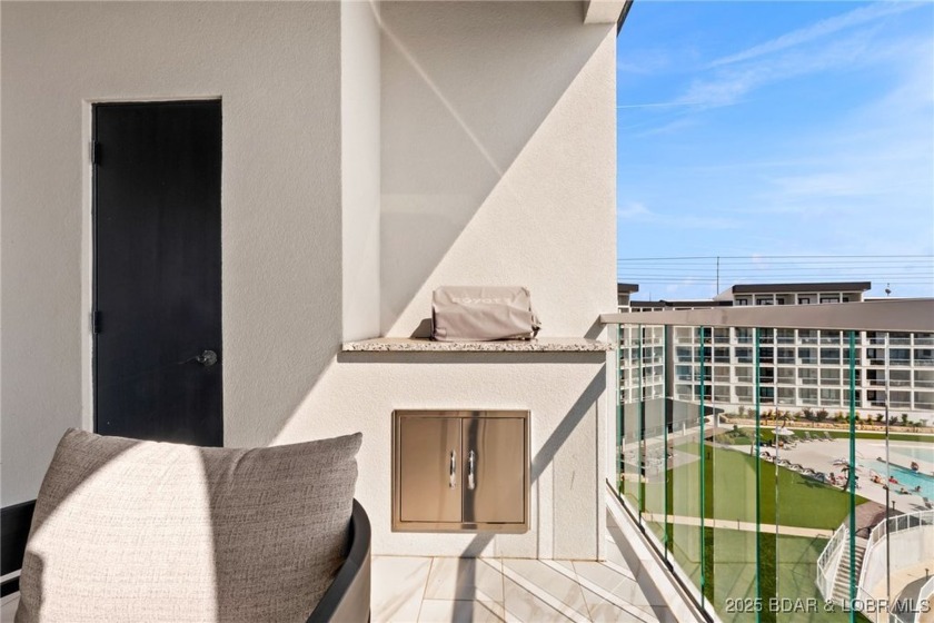 Experience lake lifestyle from the top floor of furnished 3 - photo 37