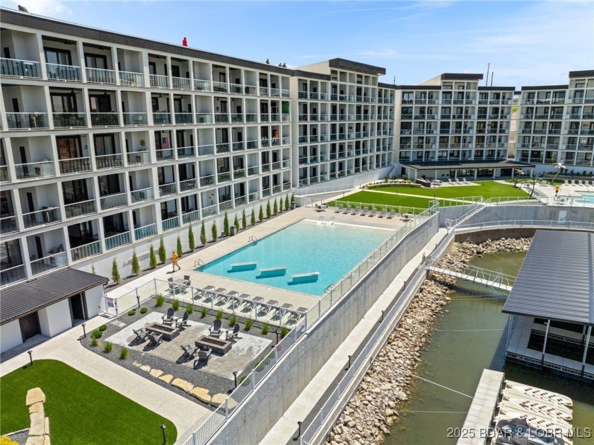 Experience lake lifestyle from the top floor of furnished 3 - photo 39