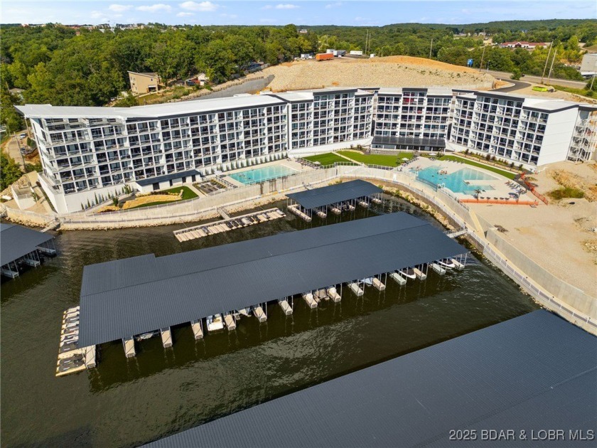 Experience lake lifestyle from the top floor of furnished 3 - photo 42