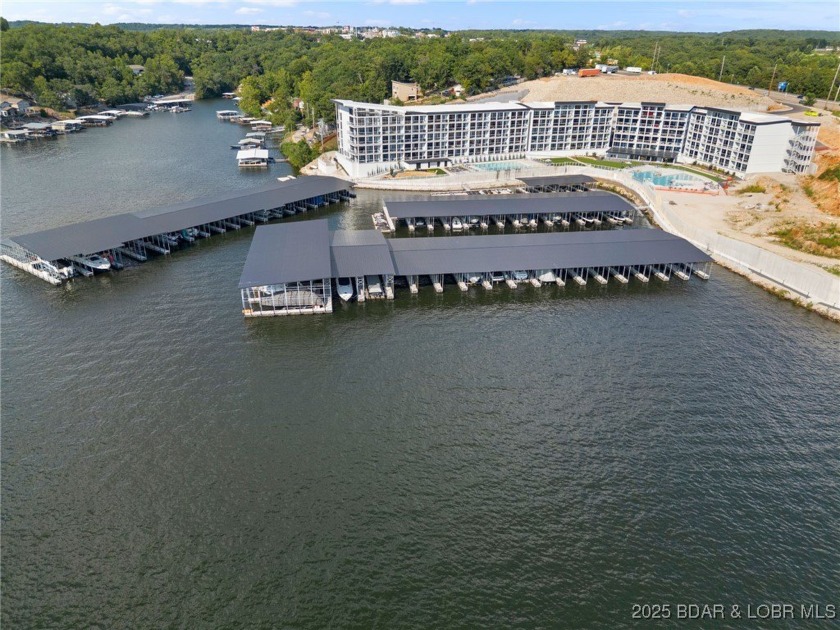 Experience lake lifestyle from the top floor of furnished 3 - photo 43