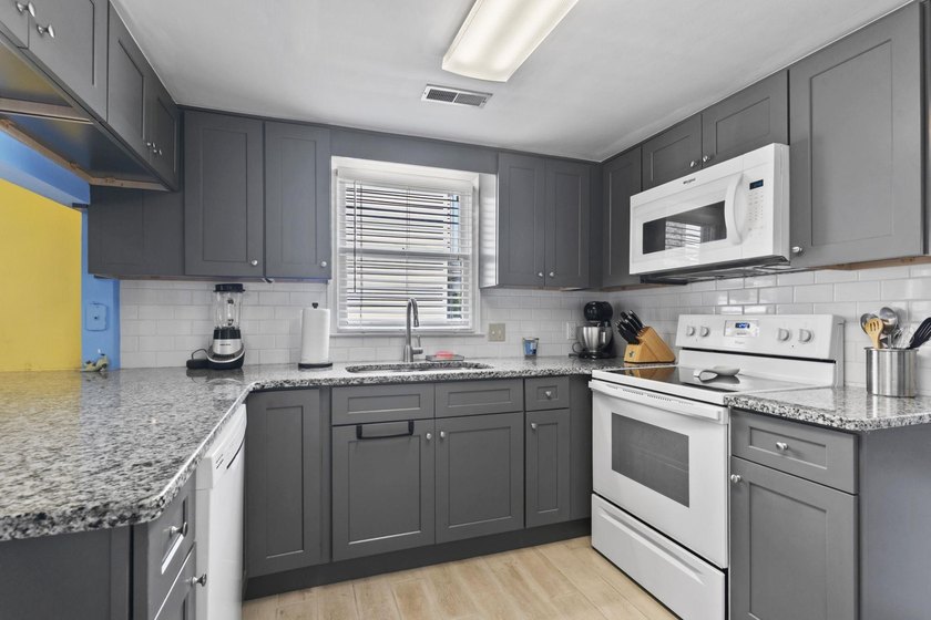 Three-bedroom, two-and-a-half-bathroom two-story home with no - photo 12