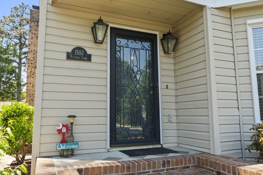 Three-bedroom, two-and-a-half-bathroom two-story home with no - photo 30