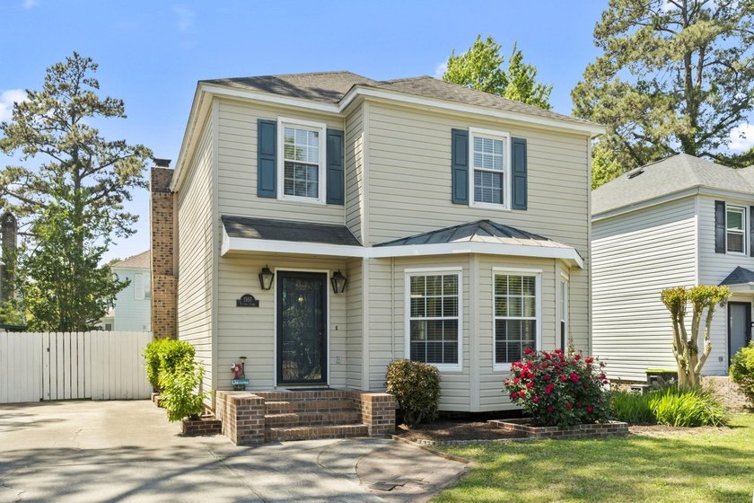 Three-bedroom, two-and-a-half-bathroom two-story home with no - photo 32