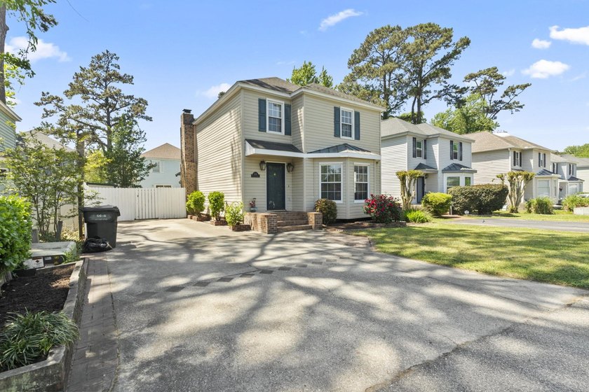Three-bedroom, two-and-a-half-bathroom two-story home with no - photo 33