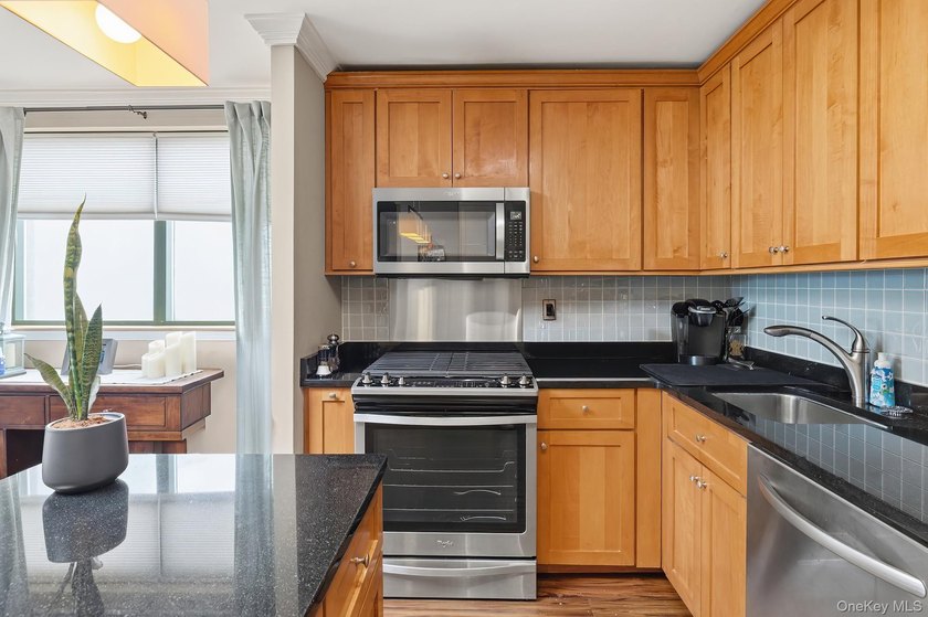 3220 Fairfield is a boutique condo built in 1989, located in - photo 8