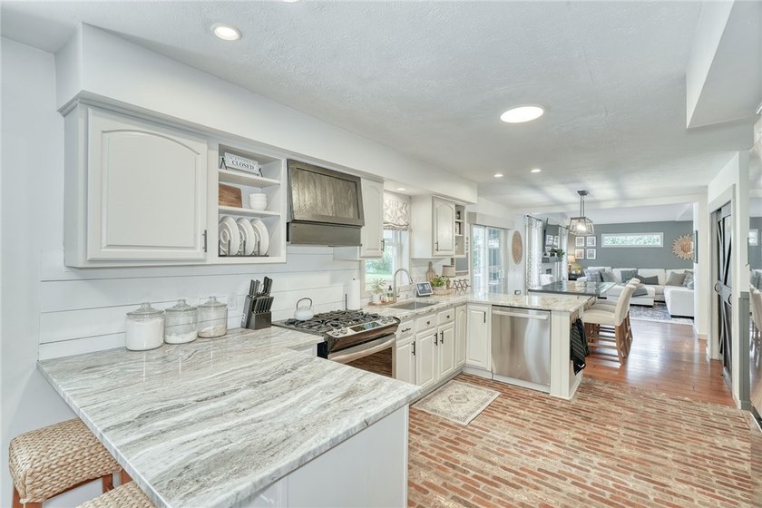 STYLE. SPACE. SERIOUS ENTERTAINING... inside &amp; out! This isn't a - photo 8