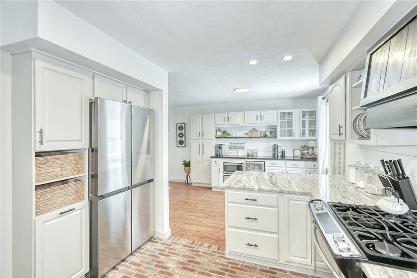 STYLE. SPACE. SERIOUS ENTERTAINING... inside &amp; out! This isn't a - photo 9
