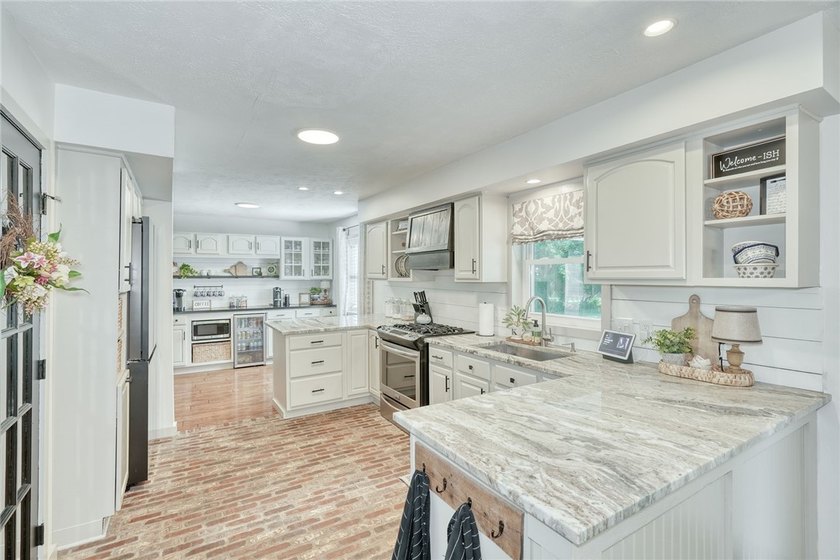 STYLE. SPACE. SERIOUS ENTERTAINING... inside &amp; out! This isn't a - photo 10