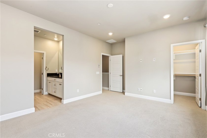 Beautifully designed 4-bedroom, 3-bathroom condo offering - photo 24