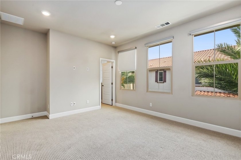 Beautifully designed 4-bedroom, 3-bathroom condo offering - photo 26