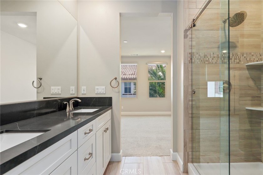 Beautifully designed 4-bedroom, 3-bathroom condo offering - photo 38