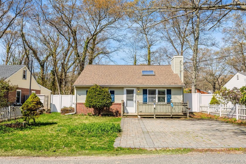Great opportunity in the heart of Ridge! Perfect for first-time - photo 2