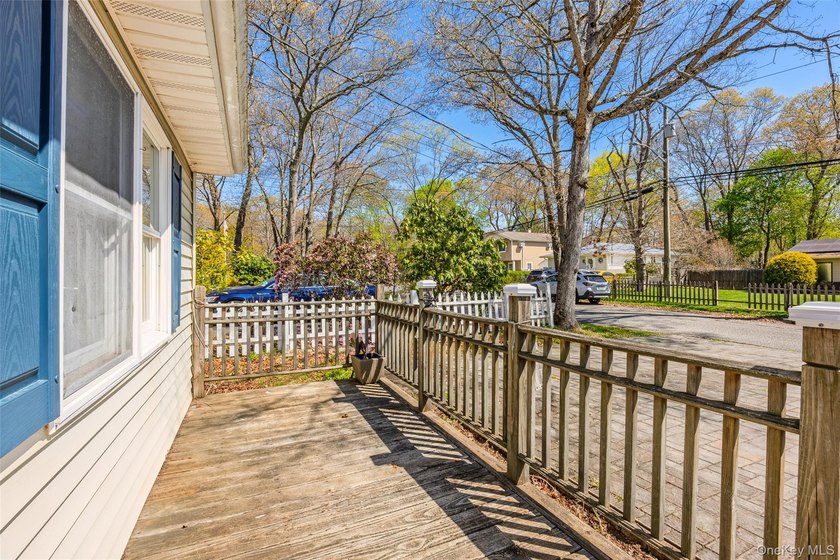 Great opportunity in the heart of Ridge! Perfect for first-time - photo 4