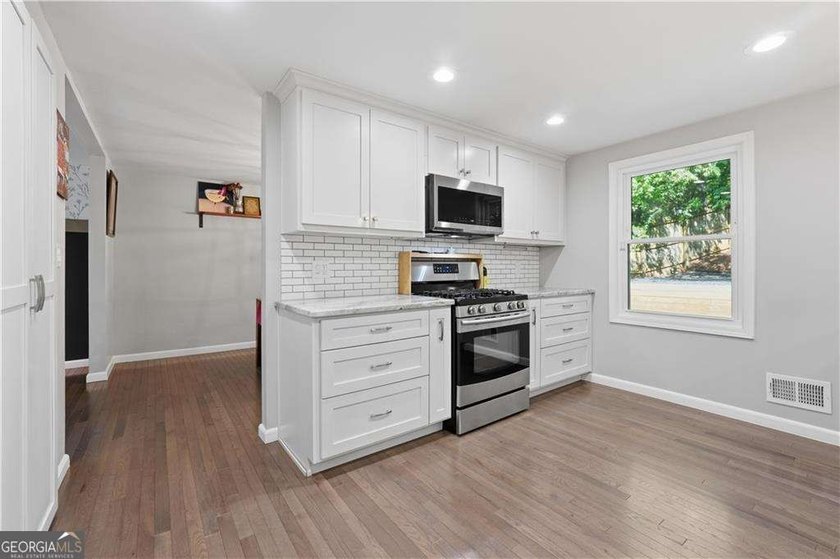 Beautifully renovated and move-in ready Roswell home, featuring - photo 14