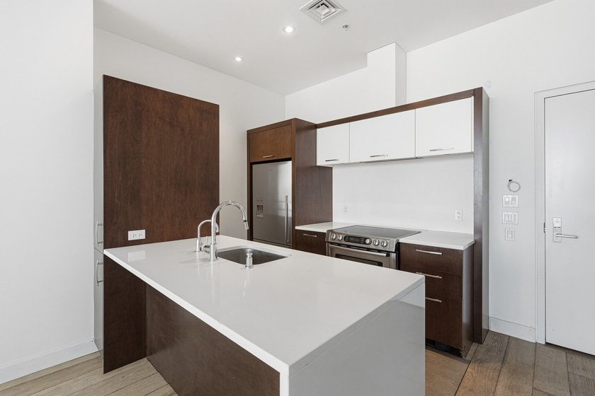 Located in the prestigious EVOLO project on Ile-des-Soeurs, this - photo 8
