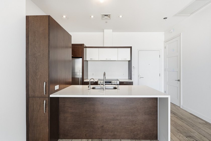 Located in the prestigious EVOLO project on Ile-des-Soeurs, this - photo 9