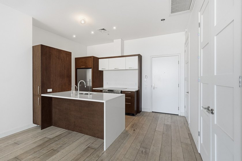 Located in the prestigious EVOLO project on Ile-des-Soeurs, this - photo 10