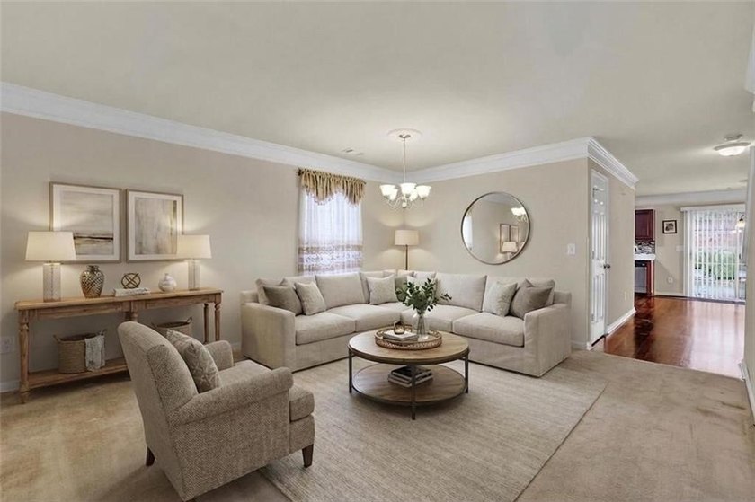 Well-maintained home with an open floor plan and extensive - photo 2