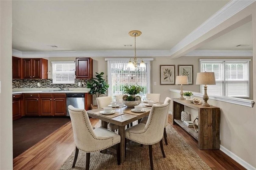 Well-maintained home with an open floor plan and extensive - photo 3