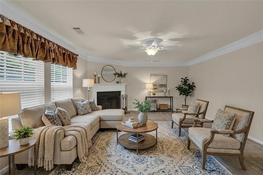 Well-maintained home with an open floor plan and extensive - photo 4