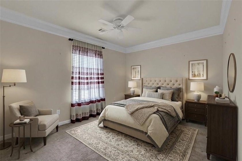 Well-maintained home with an open floor plan and extensive - photo 6