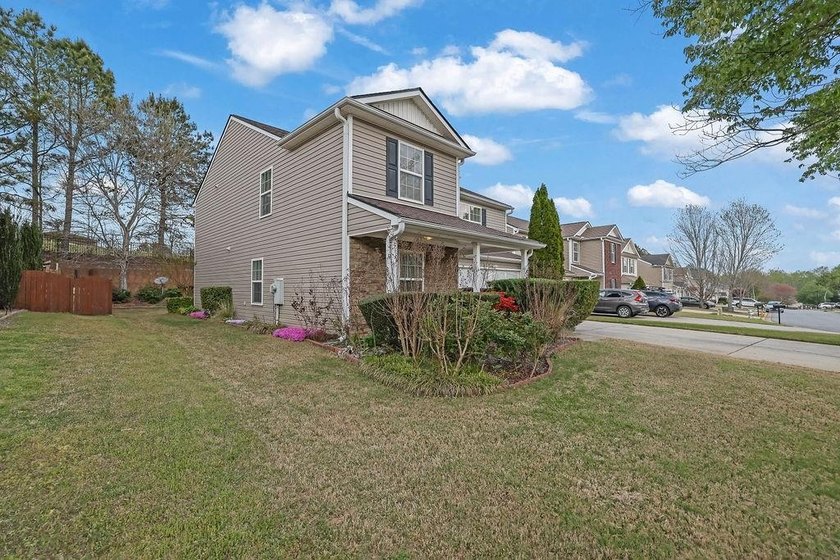Well-maintained home with an open floor plan and extensive - photo 8