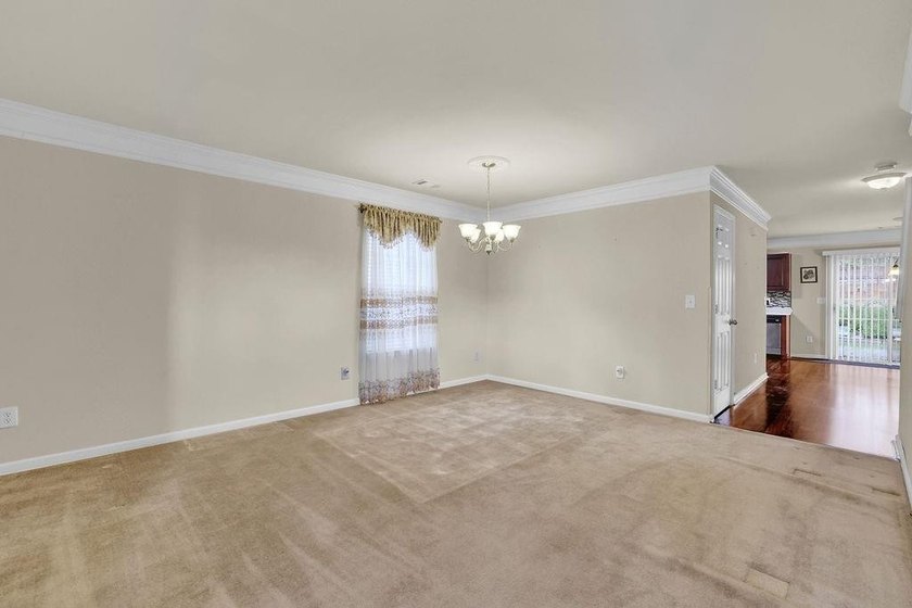 Well-maintained home with an open floor plan and extensive - photo 9