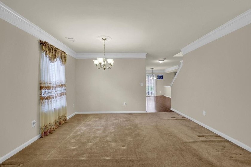 Well-maintained home with an open floor plan and extensive - photo 10