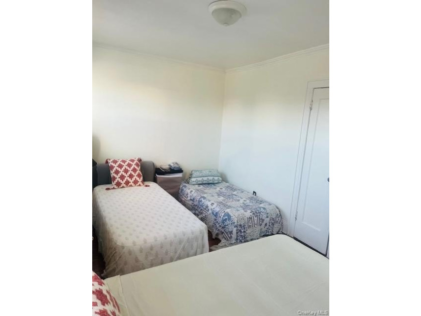 Fully renovated, Semi attached, brick. Close to shopping and - photo 12