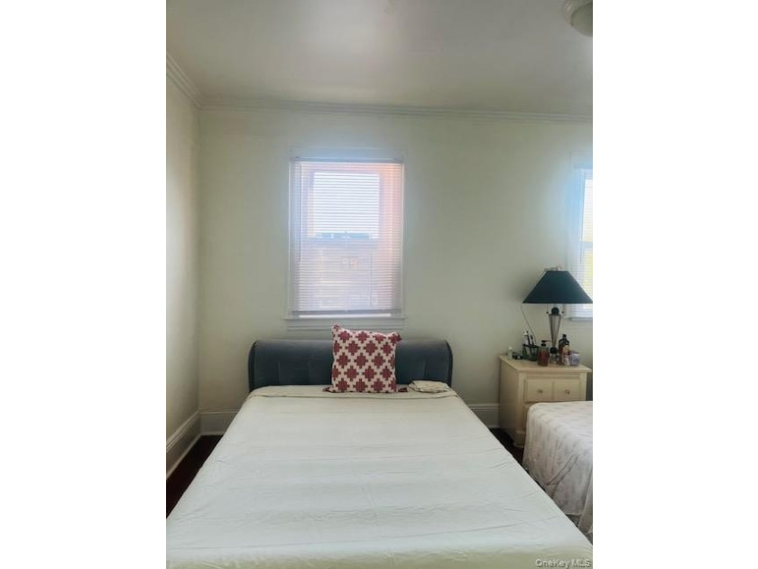 Fully renovated, Semi attached, brick. Close to shopping and - photo 15