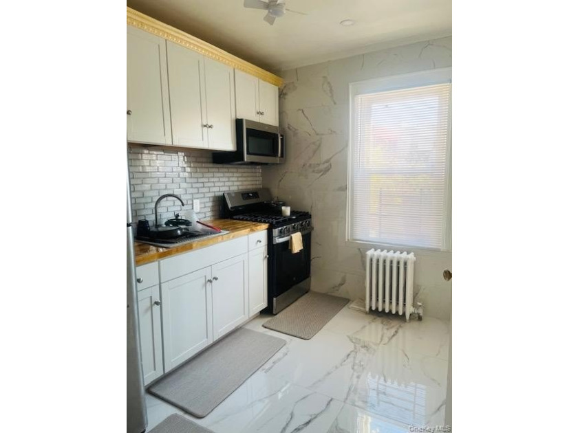 Fully renovated, Semi attached, brick. Close to shopping and - photo 19