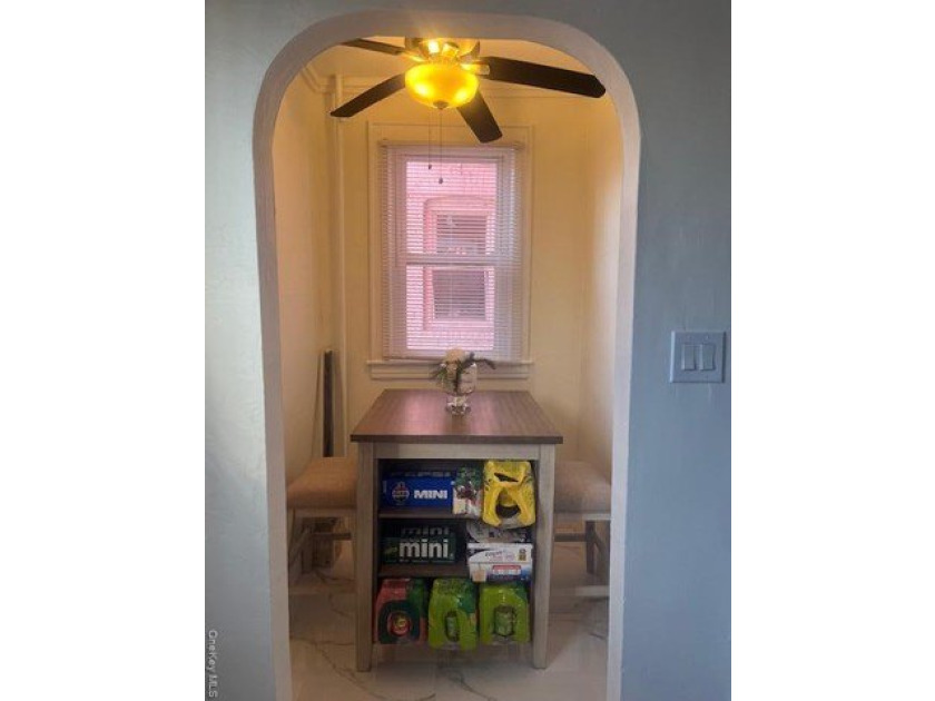 Fully renovated, Semi attached, brick. Close to shopping and - photo 20